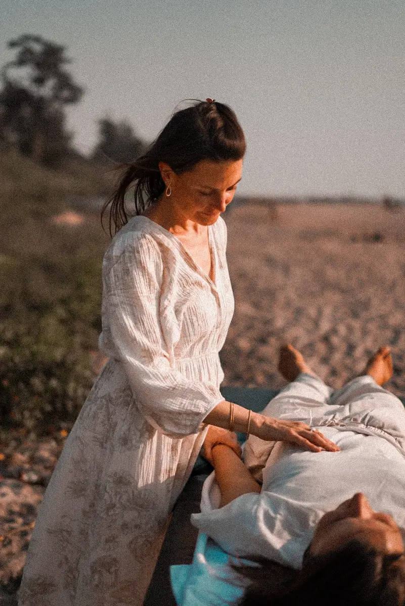 Virginie Jeannière en séance de kinésiologie au coucher de soleil
